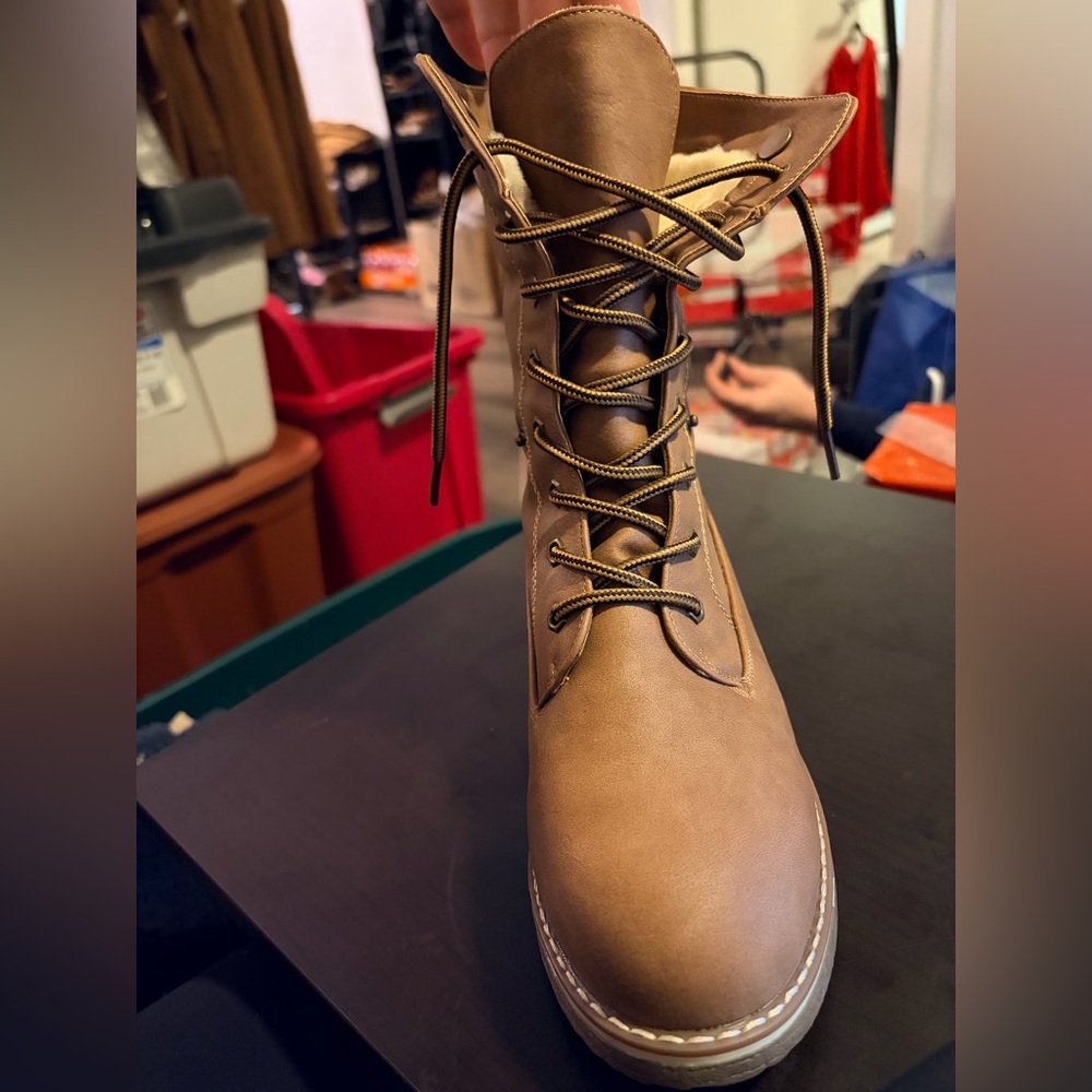 7.5 Women’s (faux) fur lined boots